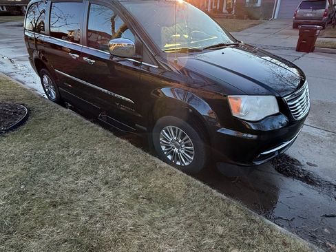 Used 2013 Chrysler Town & Country Touring-L w/ Driver Convenience Group image 6