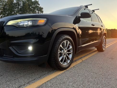Used 2019 Jeep Cherokee Latitude Plus FWD image 2