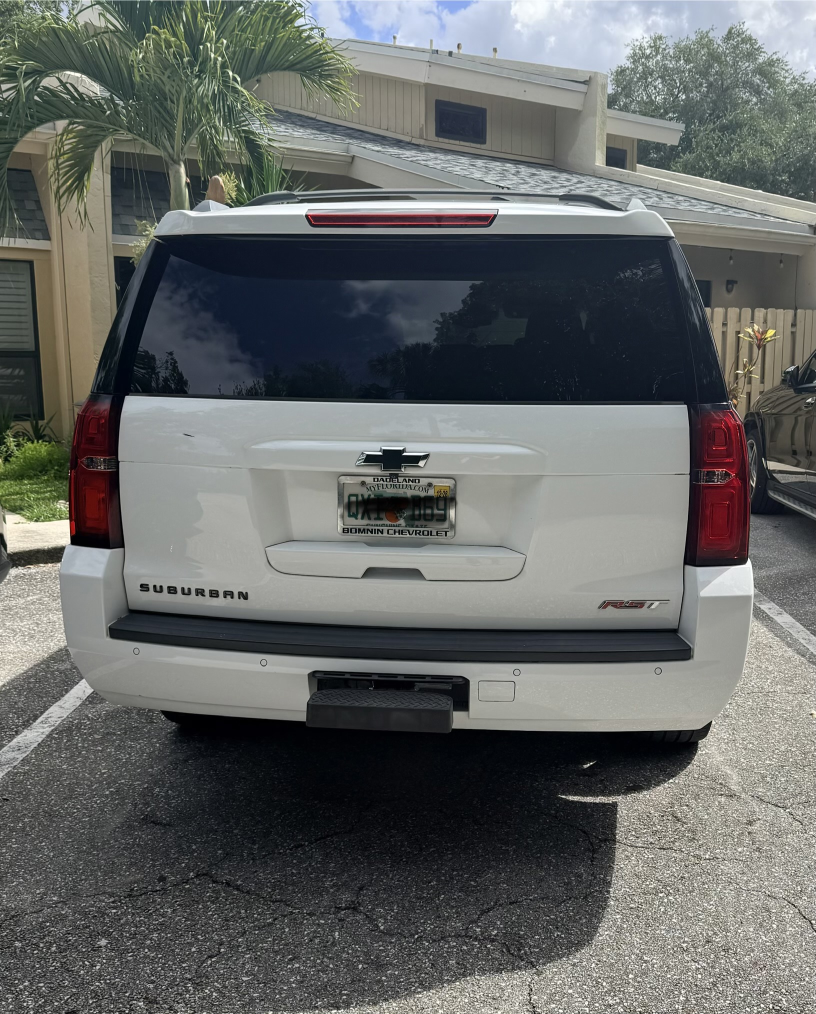 Used 2020 Chevrolet Suburban LT w/ RST Edition RWD image 2