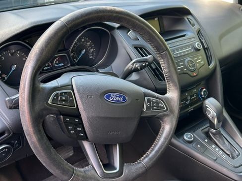 Used 2017 Ford Focus SE w/ Cold Weather Package FWD image 18