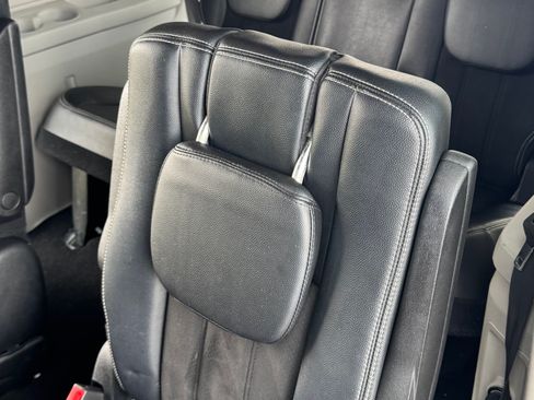 Used 2019 Dodge Grand Caravan SXT FWD image 14