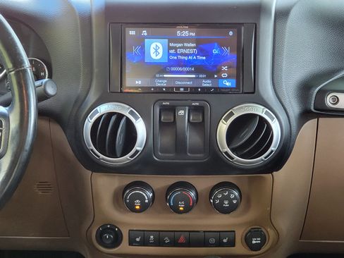 Used 2012 Jeep Wrangler Sahara w/ Connectivity Group AWD/4WD image 13