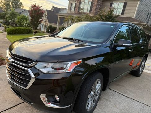 Used 2019 Chevrolet Traverse Premier w/ Driver Confidence II Package FWD image 1