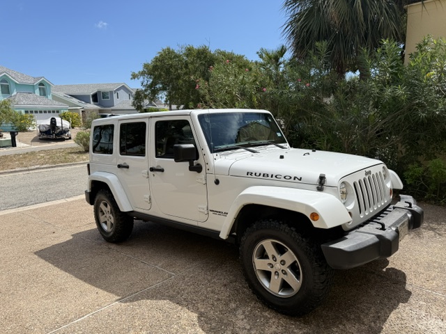 Used 2012 Jeep Wrangler Unlimited Rubicon w/ Connectivity Group AWD/4WD image 2