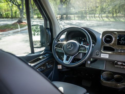 Used 2022 Mercedes-Benz Sprinter 2500 image 24