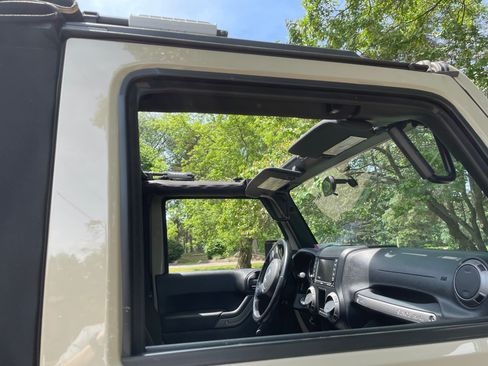 Used 2017 Jeep Wrangler Sport AWD/4WD image 14