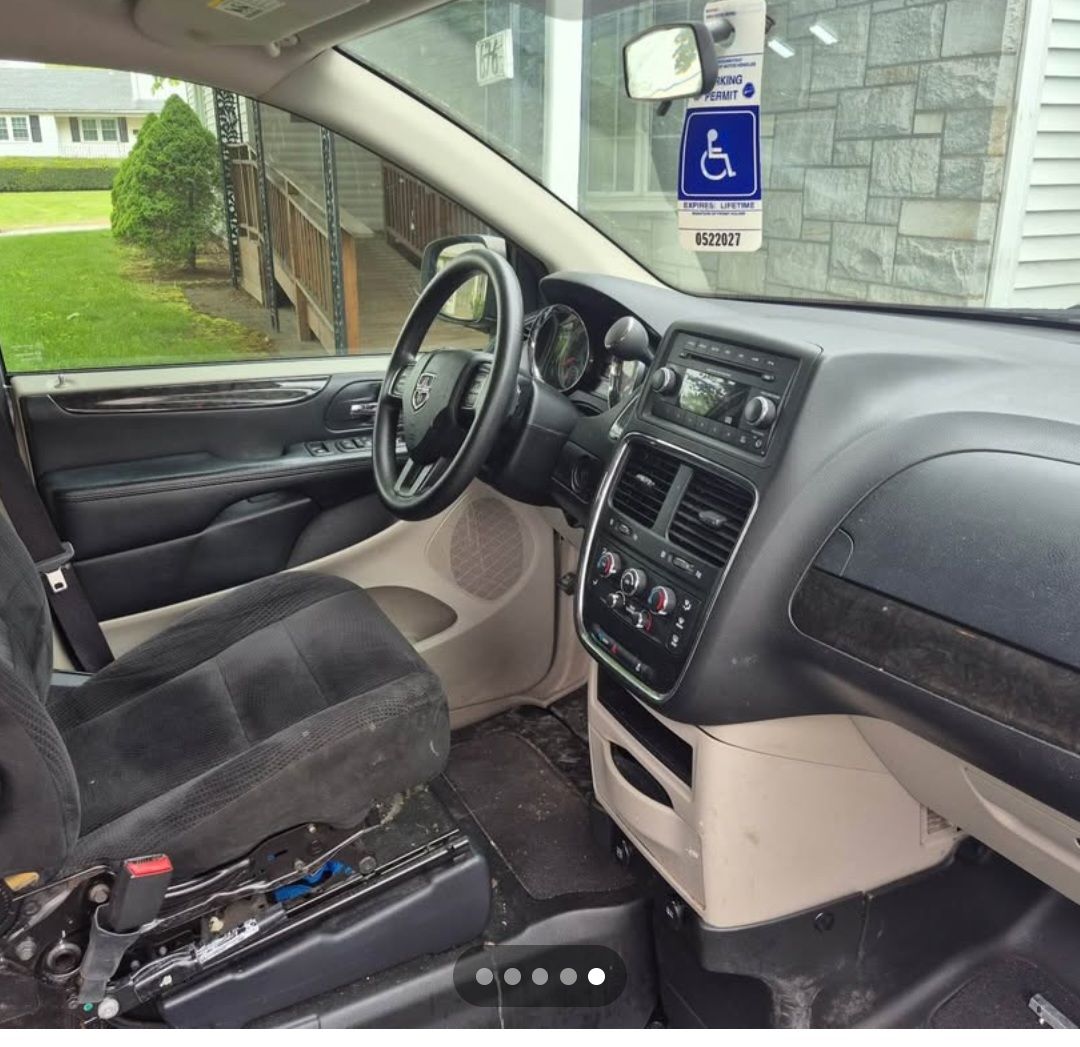 Used 2015 Dodge Grand Caravan SXT FWD image 2