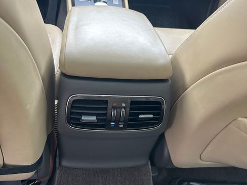 Used 2011 Hyundai Genesis 4.6 image 9