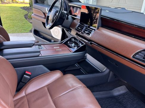 Used 2023 Lincoln Navigator Reserve image 18