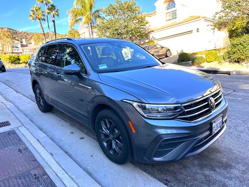 Used 2022 Volkswagen Tiguan SE image 1
