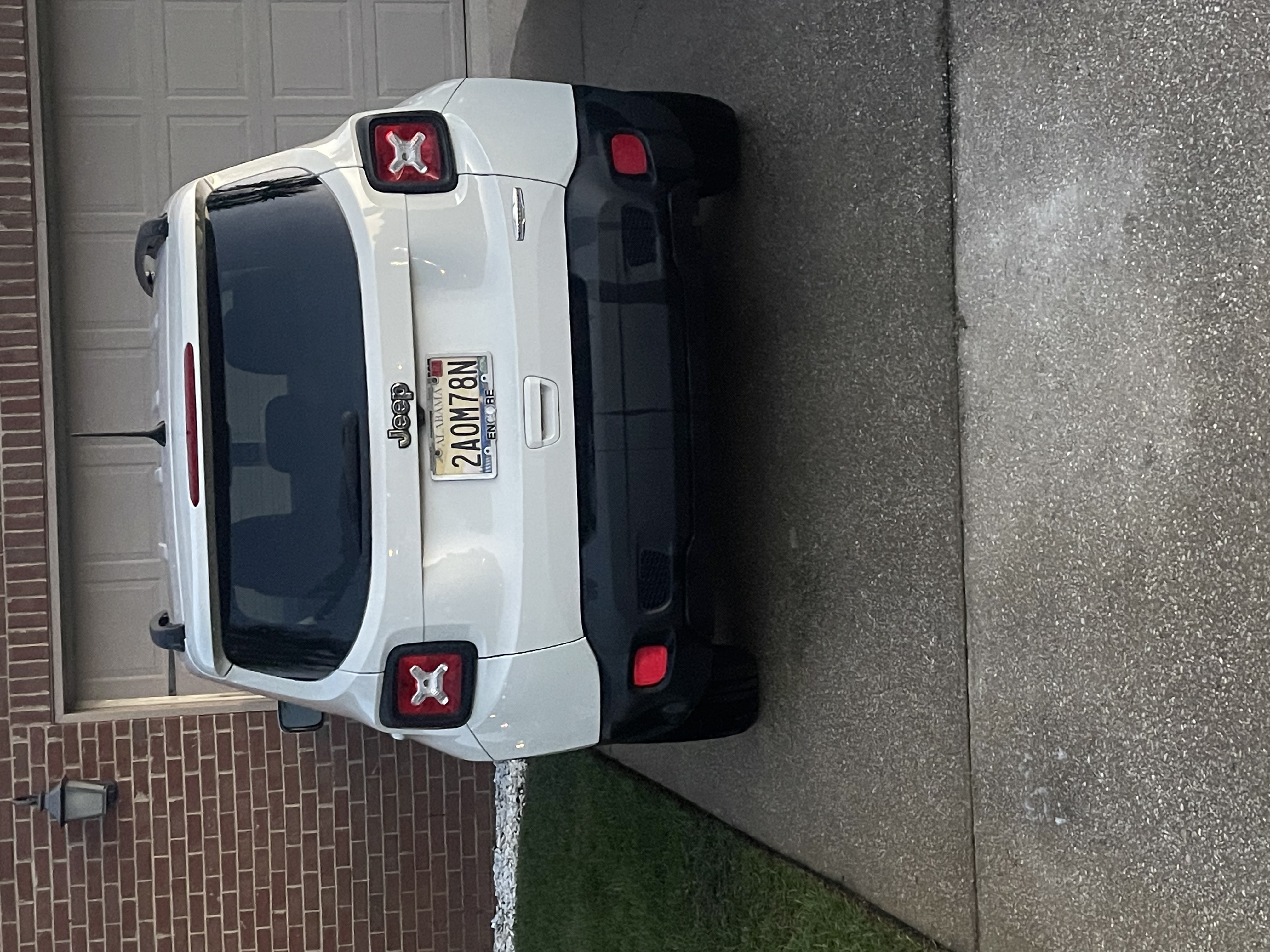 Used 2018 Jeep Renegade Latitude FWD image 5