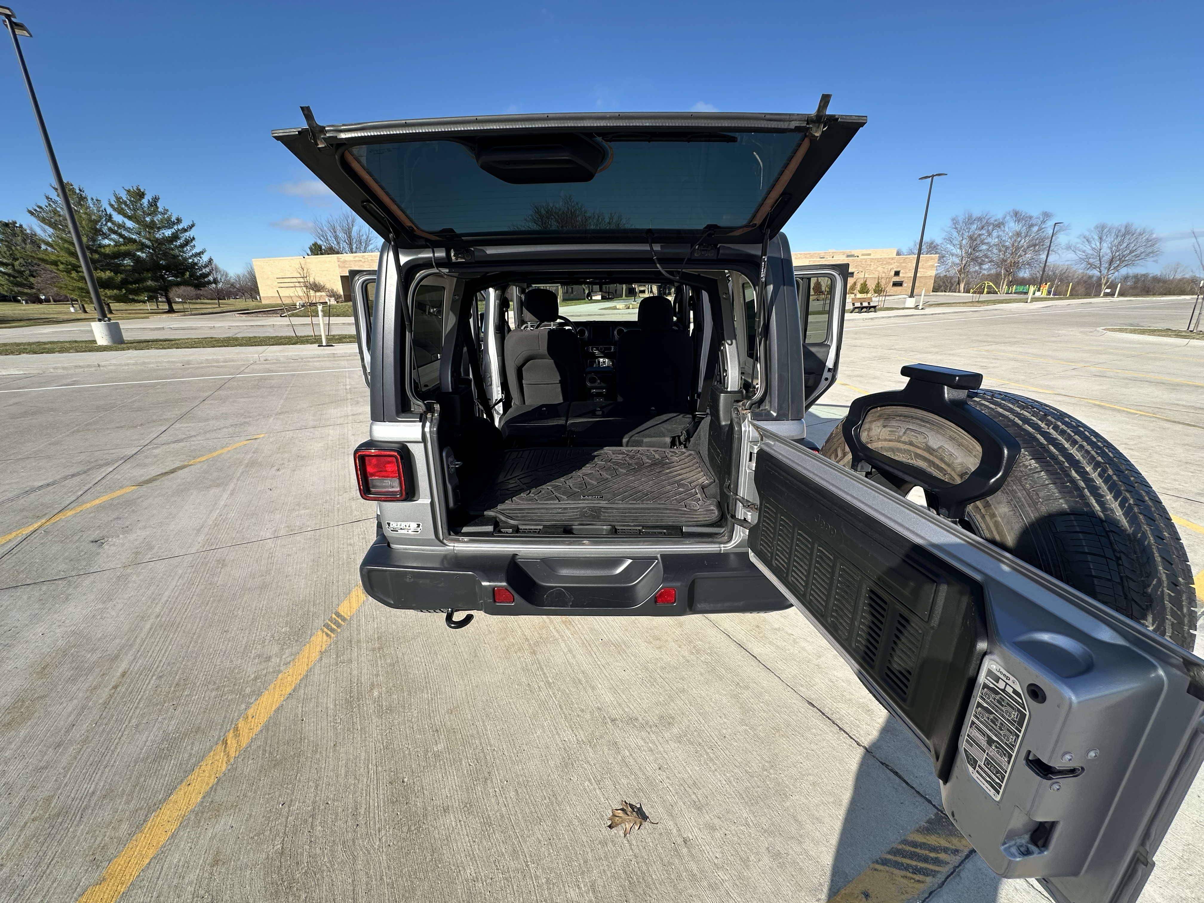 Used 2020 Jeep Wrangler Unlimited Sahara AWD/4WD image 28