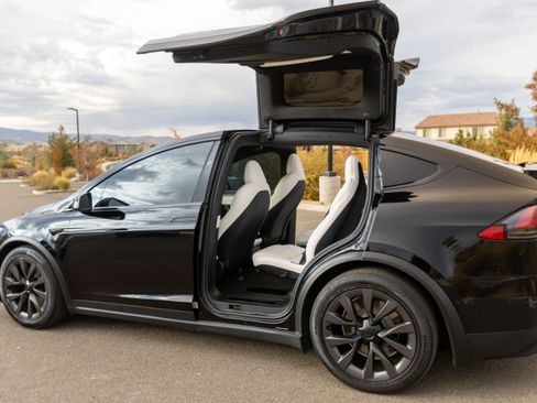 Used 2022 Tesla Model X Plaid image 15