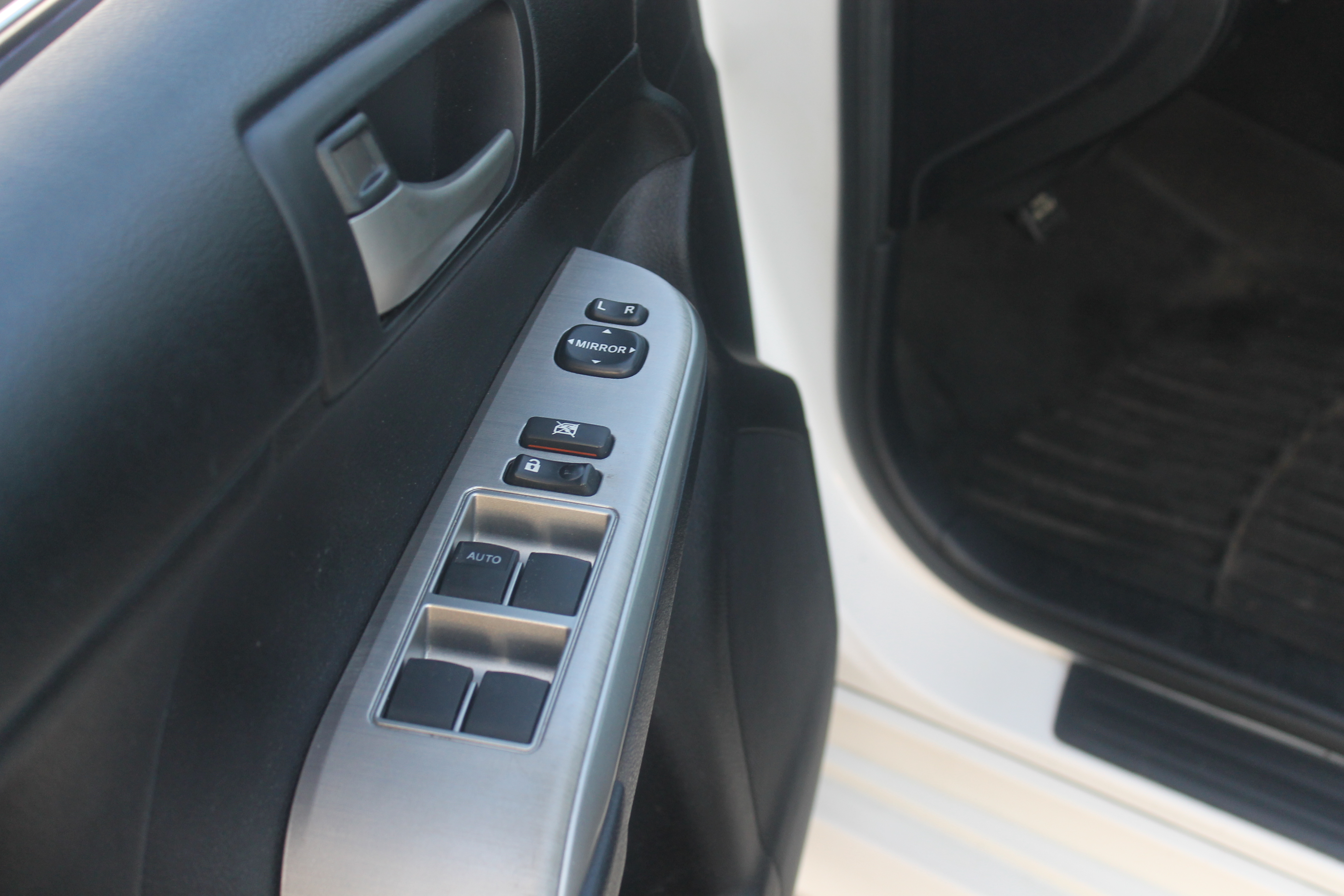 Used 2012 Toyota Camry SE FWD image 17