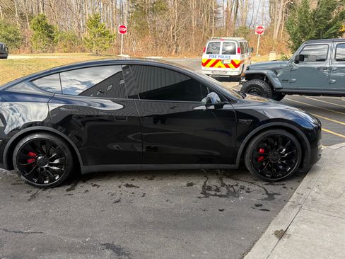 Used 2023 Tesla Model Y Performance image 9