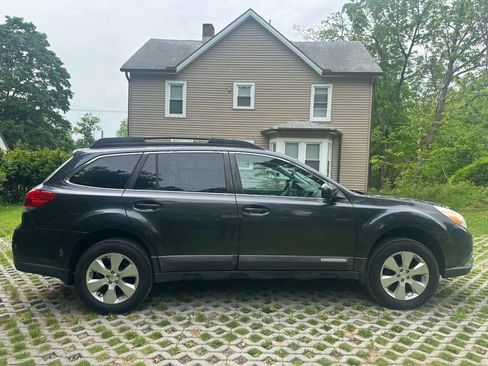 Used 2010 Subaru Outback 2.5i Limited AWD/4WD image 10