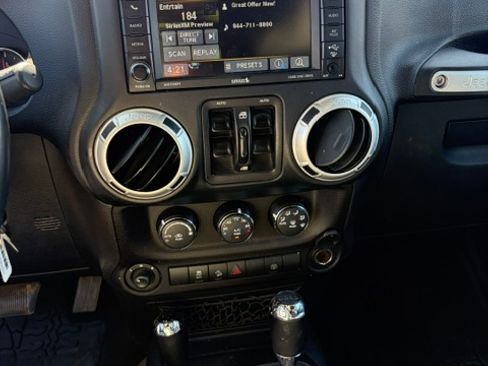 Used 2016 Jeep Wrangler Unlimited Rubicon w/ Connectivity Group AWD/4WD image 4