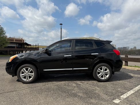 Used 2013 Nissan Rogue SV image 2