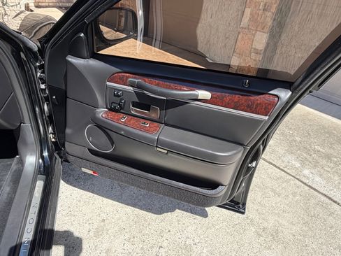 Used 2008 Lincoln Town Car Signature Limited image 12