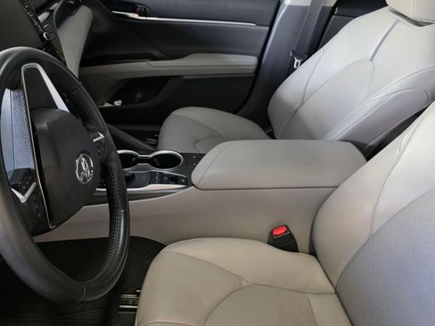 Used 2022 Toyota Camry XLE image 6