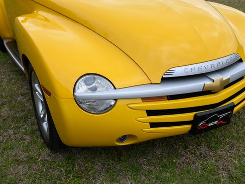 Used 2004 Chevrolet SSR w/ Preferred Equipment Group image 9