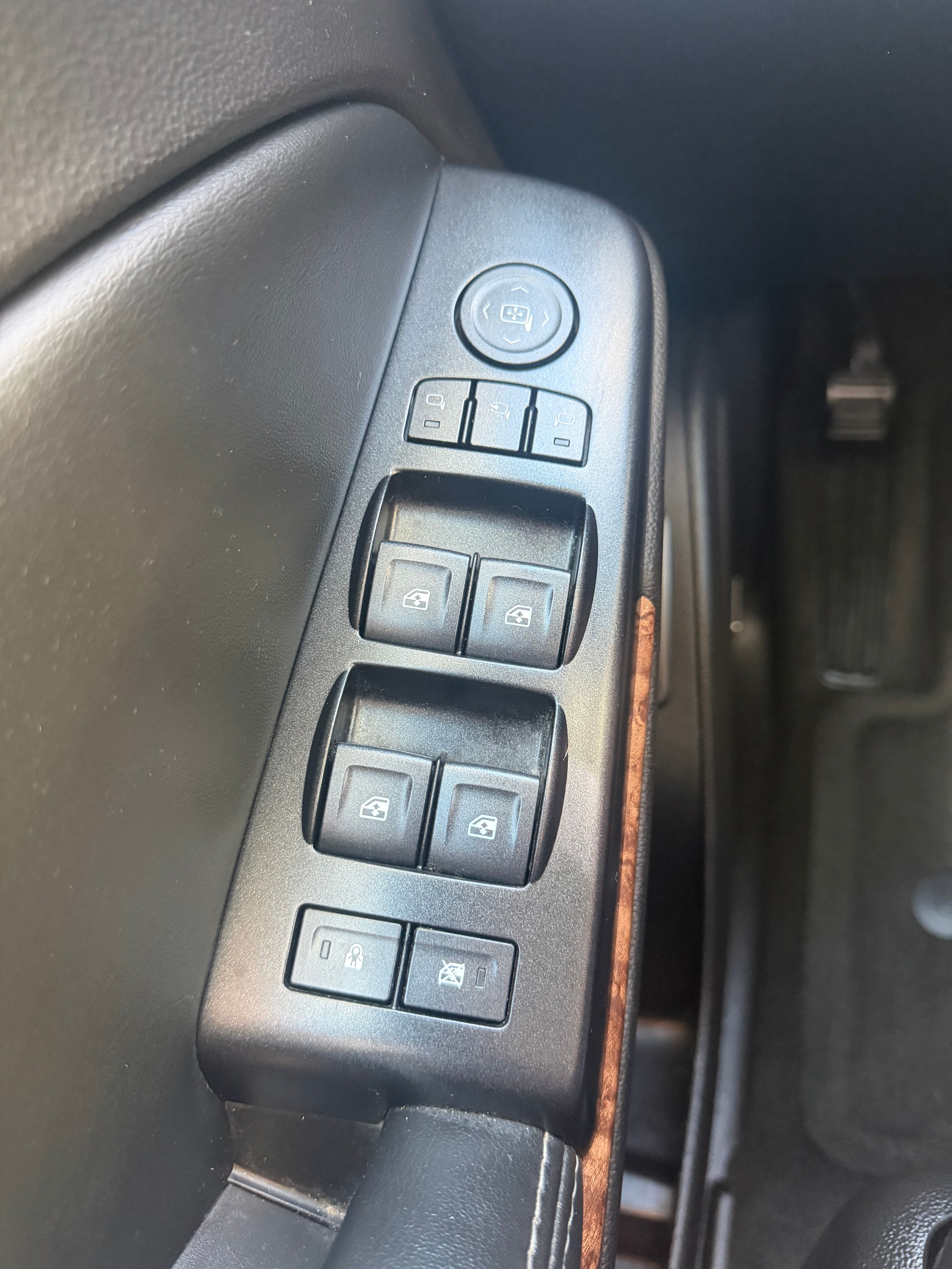 Used 2016 Chevrolet Suburban LTZ RWD image 9