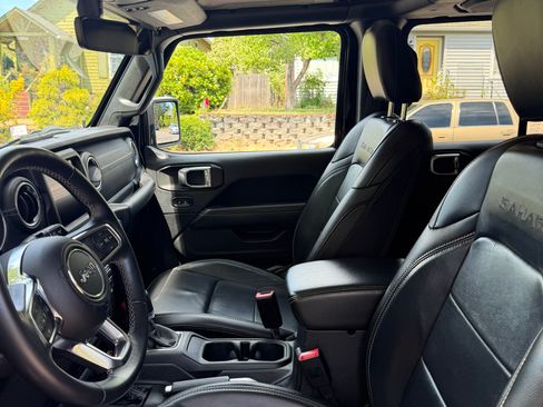 Used 2018 Jeep Wrangler Unlimited Sahara AWD/4WD image 15