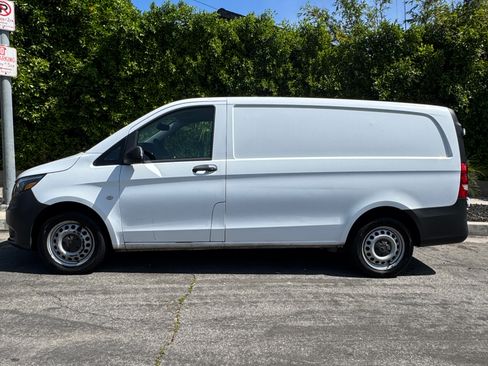 Used 2017 Mercedes-Benz Metris Van 2D image 4