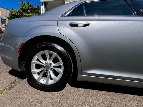 Used 2015 Chrysler 300 Limited RWD image 5