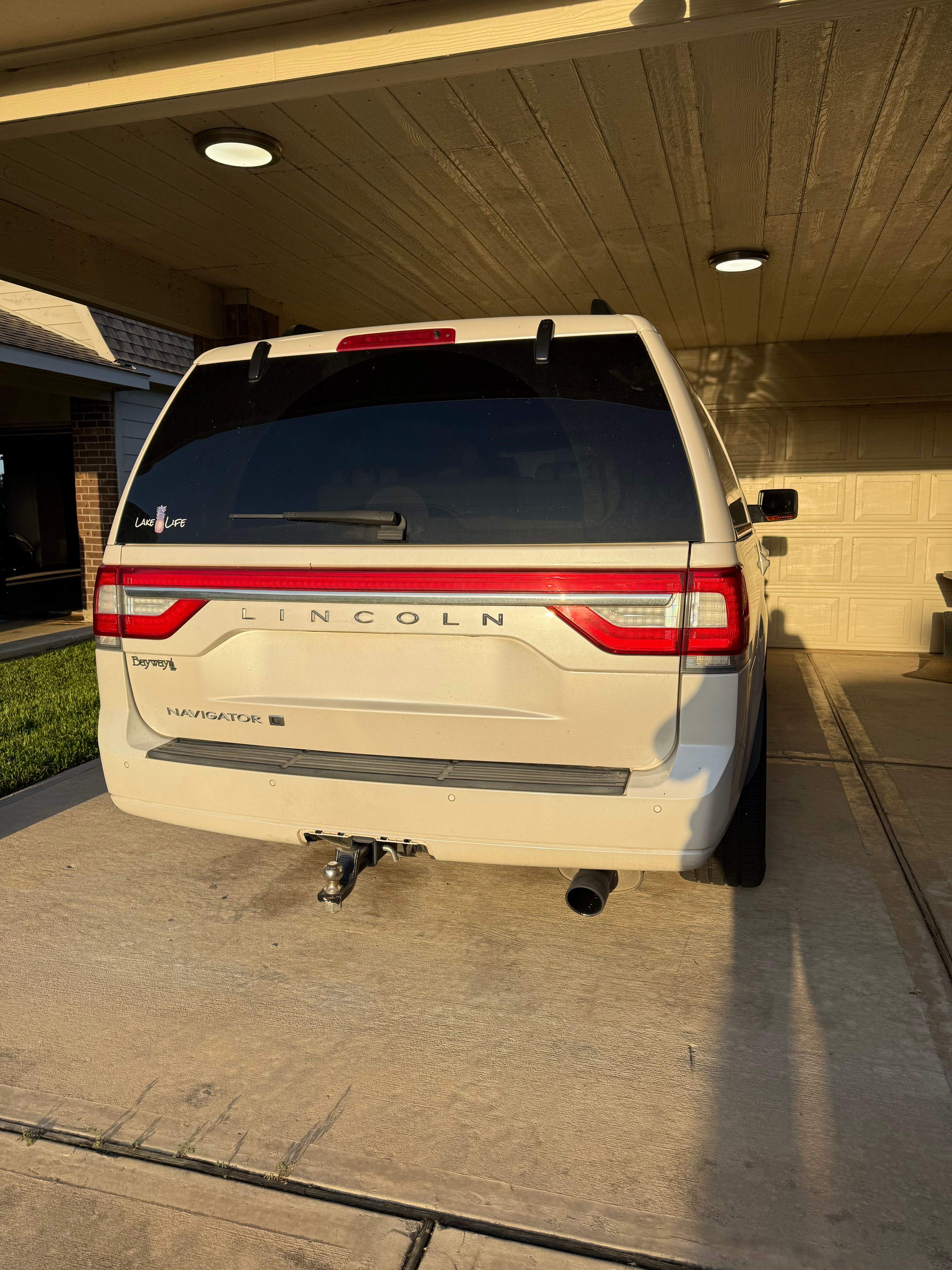 Used 2017 Lincoln Navigator L Reserve RWD image 2