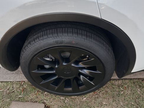 Used 2023 Tesla Model Y Long Range image 12