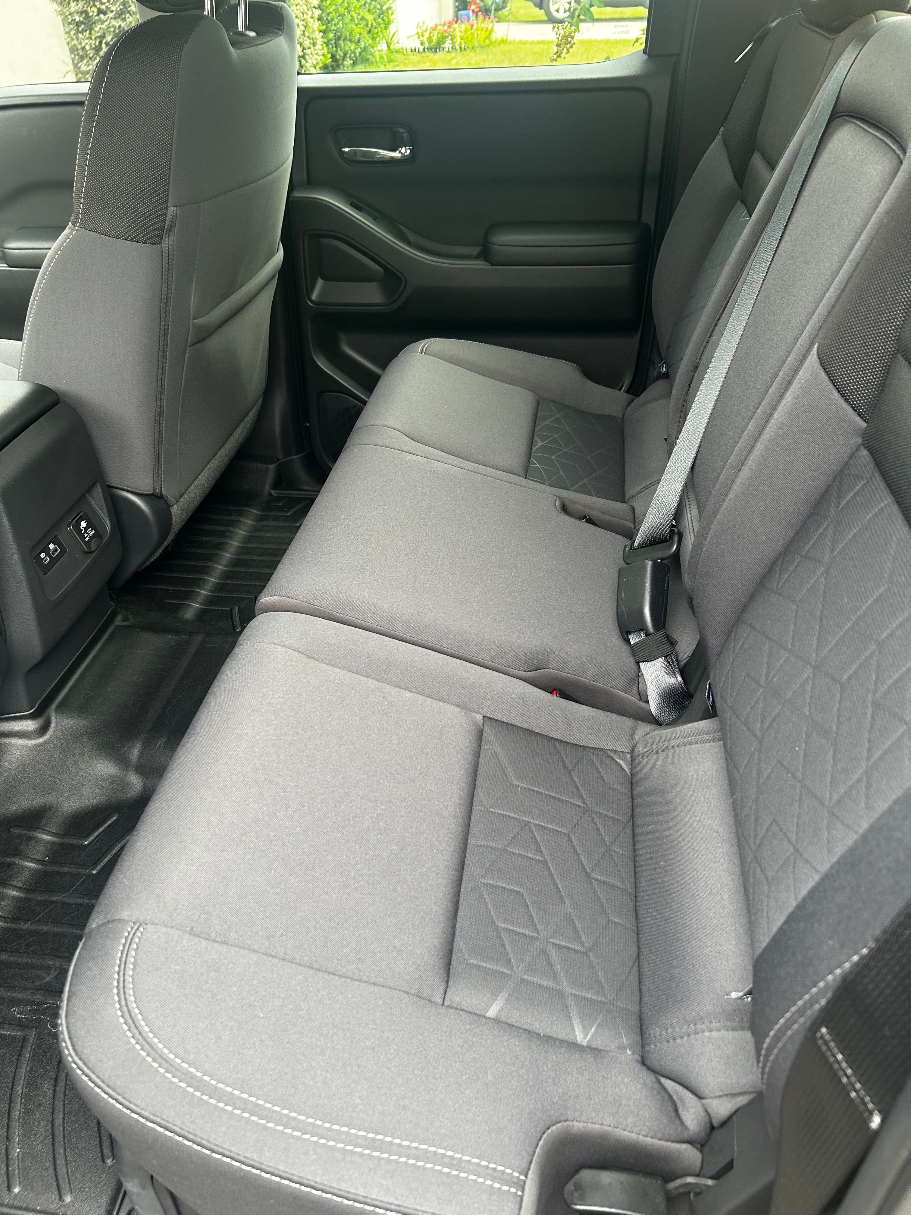 Used 2025 Nissan Frontier SV w/ SV Convenience Package RWD image 13