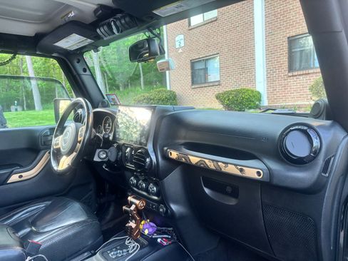 Used 2014 Jeep Wrangler Unlimited Sahara AWD/4WD image 8