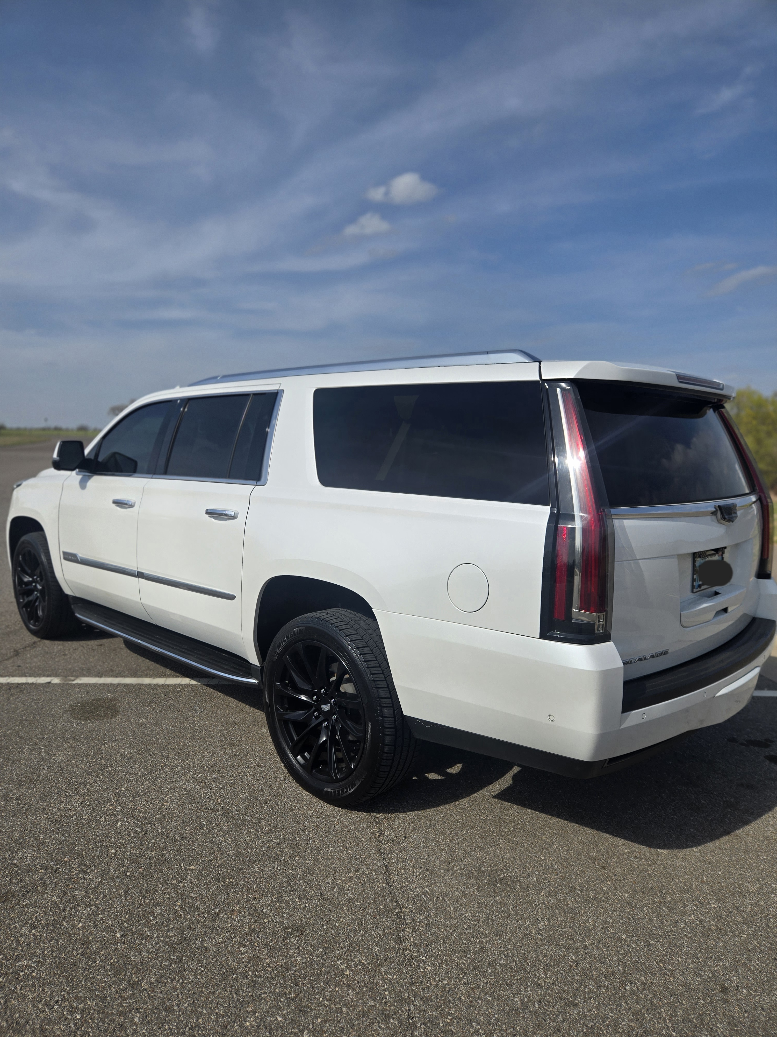 Used 2018 Cadillac Escalade ESV Luxury AWD/4WD image 4