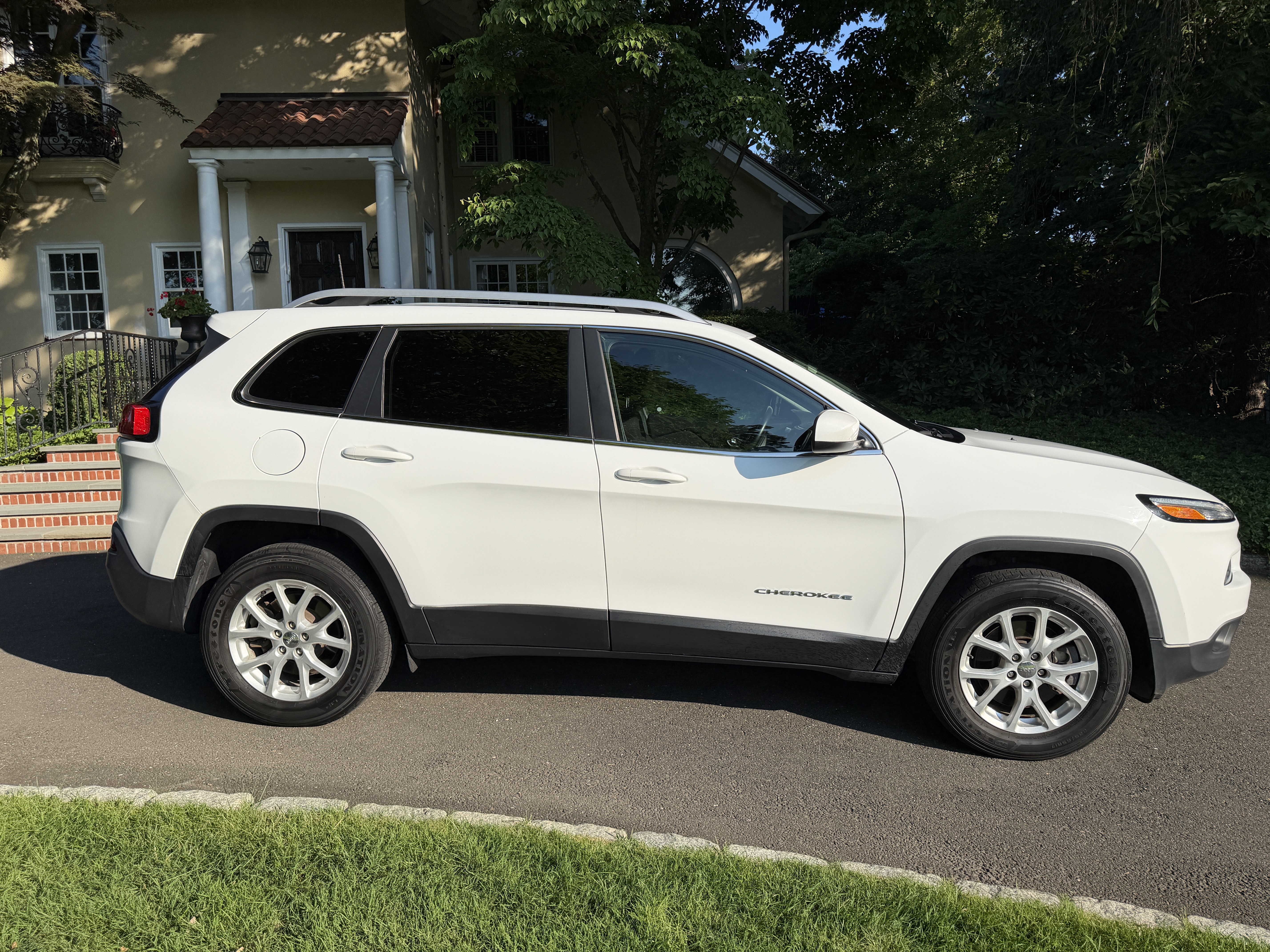 Used 2017 Jeep Cherokee Latitude w/ Cold Weather Group AWD/4WD image 1