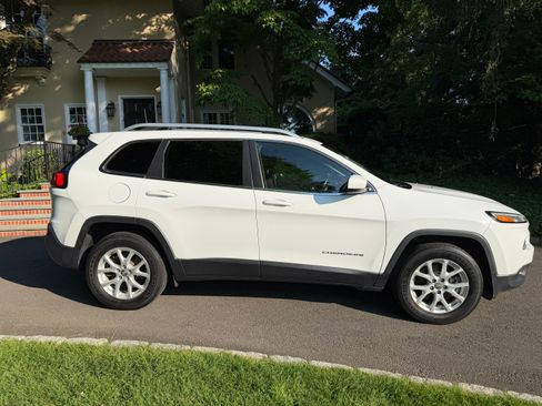 Used 2017 Jeep Cherokee Latitude w/ Cold Weather Group AWD/4WD image 1