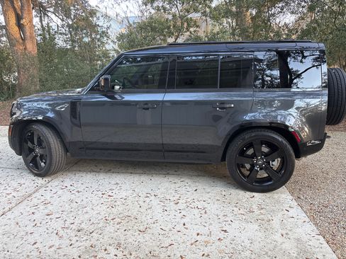 Used 2024 Land Rover Defender 110 X-Dynamic SE image 4