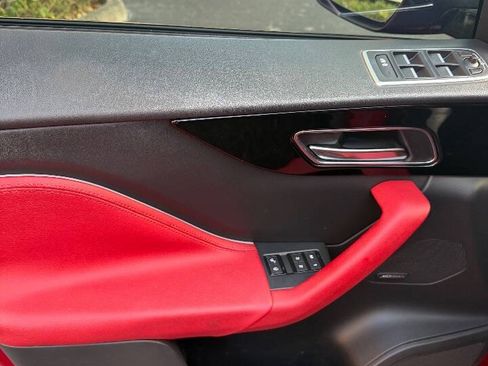 Used 2018 Jaguar F-PACE R-Sport image 18