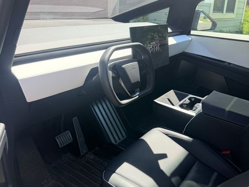 Used 2024 Tesla Cybertruck AWD Crew Cab image 6