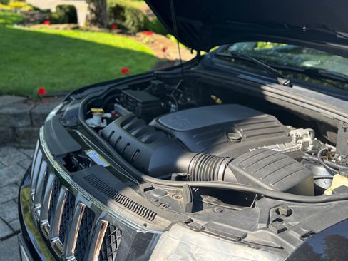Used 2013 Jeep Grand Cherokee Overland w/ Advance Technology Group AWD/4WD image 6