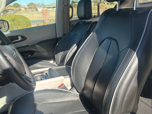Used 2022 Chrysler Pacifica Limited image 8