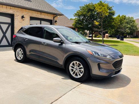 Used 2021 Ford Escape SE FWD image 1