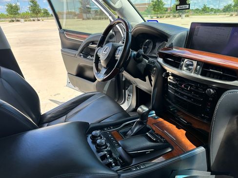 Used 2021 Lexus LX 570 4WD w/ Luxury Package image 24