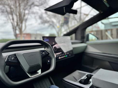 Used 2025 Tesla Cybertruck AWD Crew Cab image 10