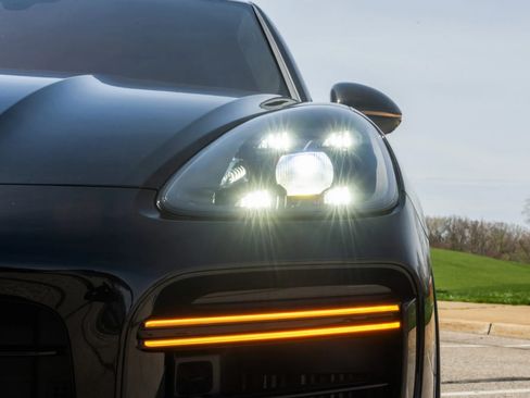 Used 2020 Porsche Cayenne Turbo S image 22