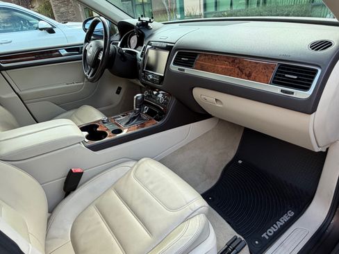 Used 2012 Volkswagen Touareg Executive image 6