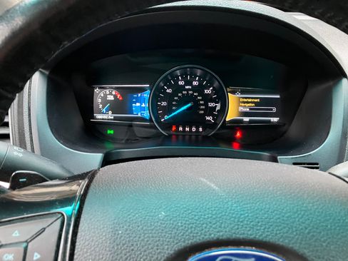 Used 2016 Ford Explorer XLT w/ Equipment Group 202A image 4