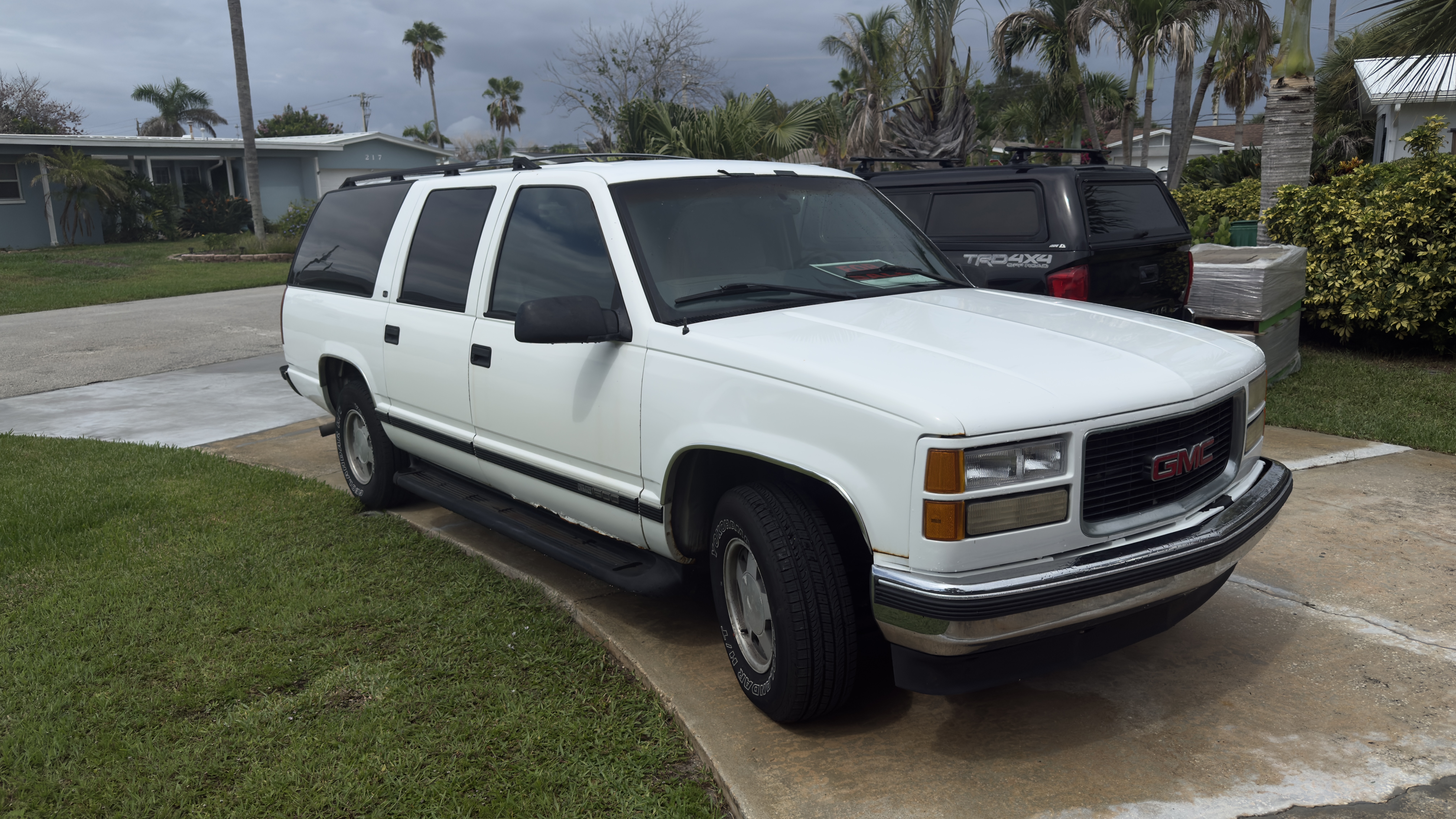 Used 1999 GMC Suburban 2WD w/ Marketing Opt Pkg 2 image 2