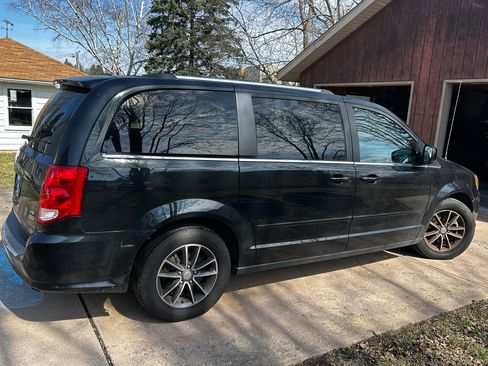 Used 2017 Dodge Grand Caravan SXT image 8