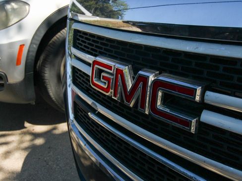 Used 2010 GMC Terrain SLE AWD/4WD image 2